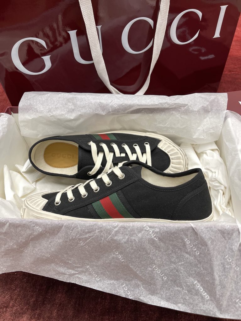 “GUCCI 캔버스 로우탑 스니커즈 블랙 컬러, 박스에 담겨 있는 모습”